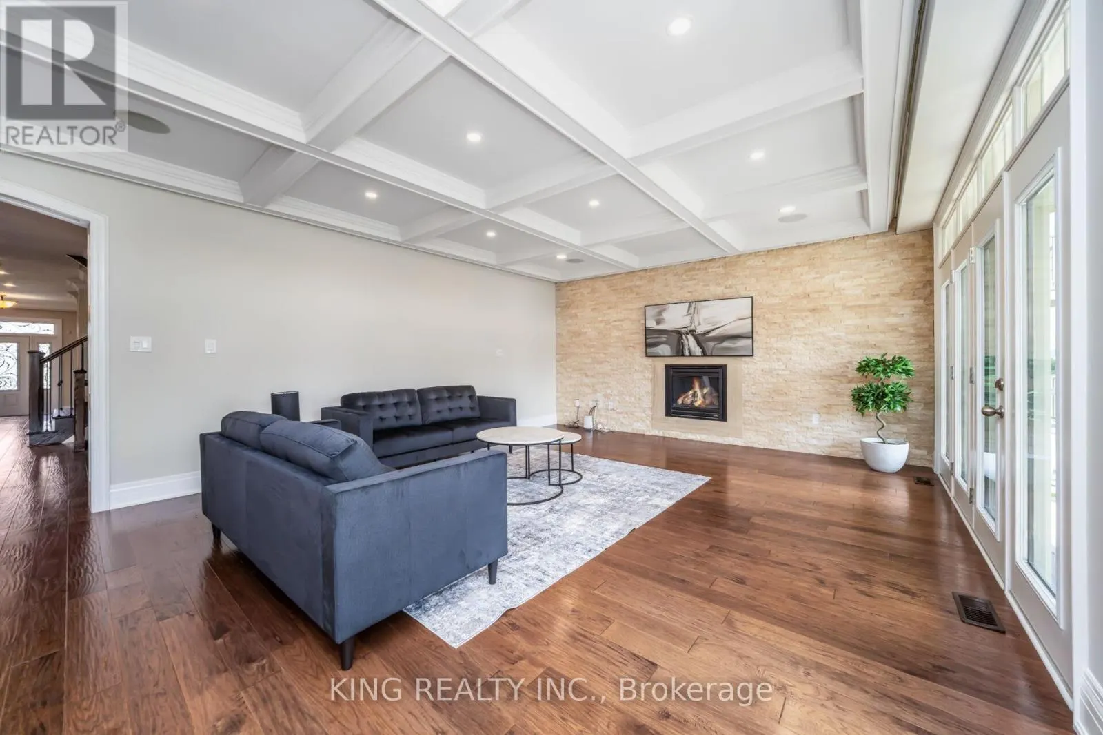 136 COASTLINE DRIVE