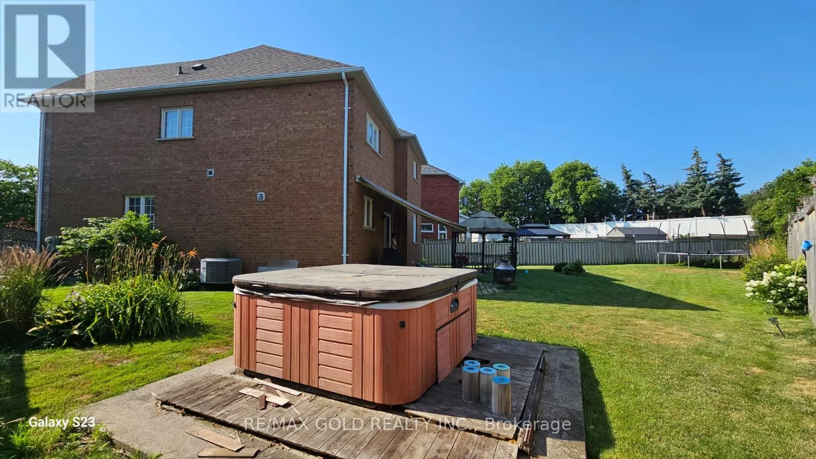 28 HILLSON COURT W