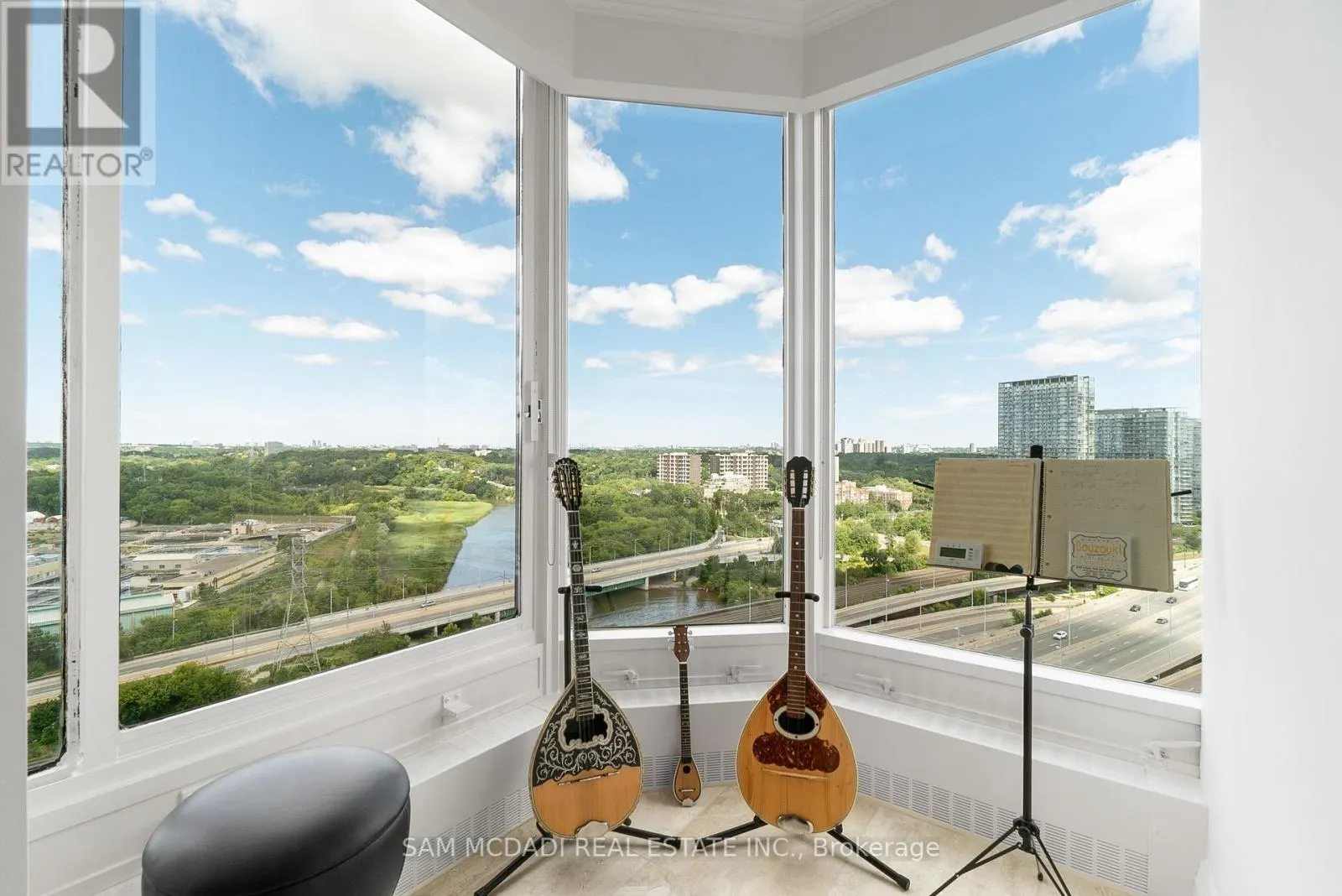 2212 - 2045 LAKESHORE BOULEVARD W