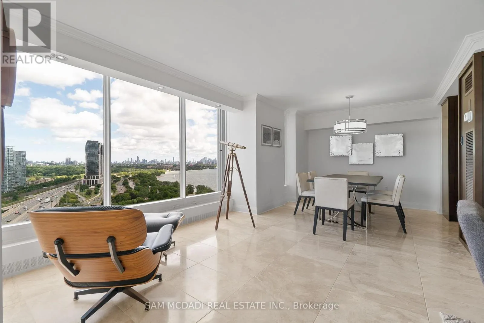 2212 - 2045 LAKESHORE BOULEVARD W