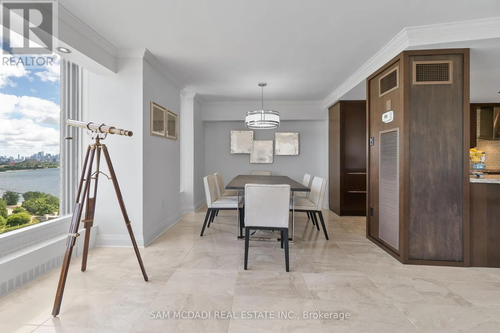 2212 - 2045 LAKESHORE BOULEVARD W