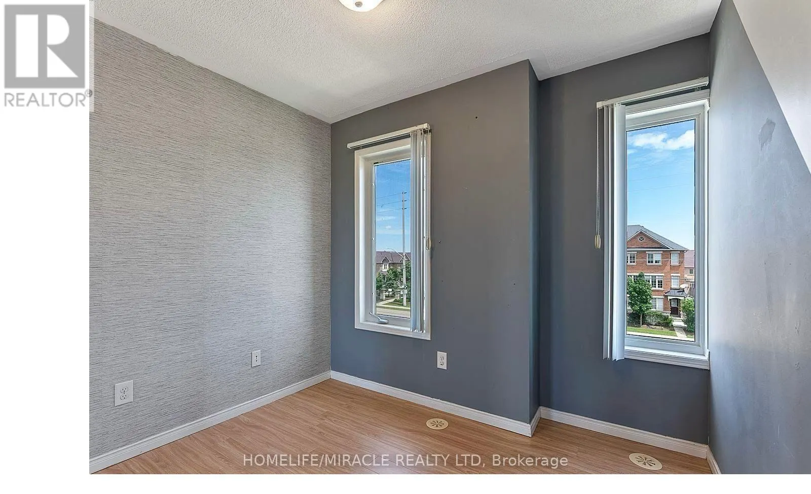 61 - 60 FAIRWOOD CIRCLE
