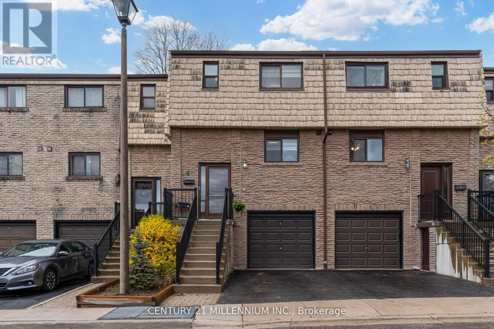 4 - 1536 SIXTH LINE