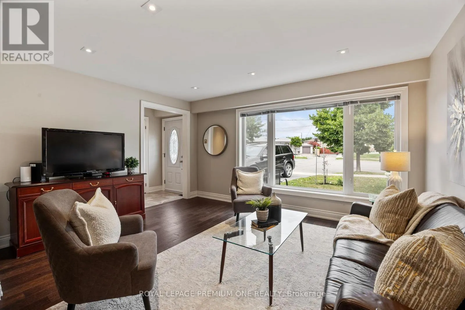 8 BUTTERCUP CRESCENT