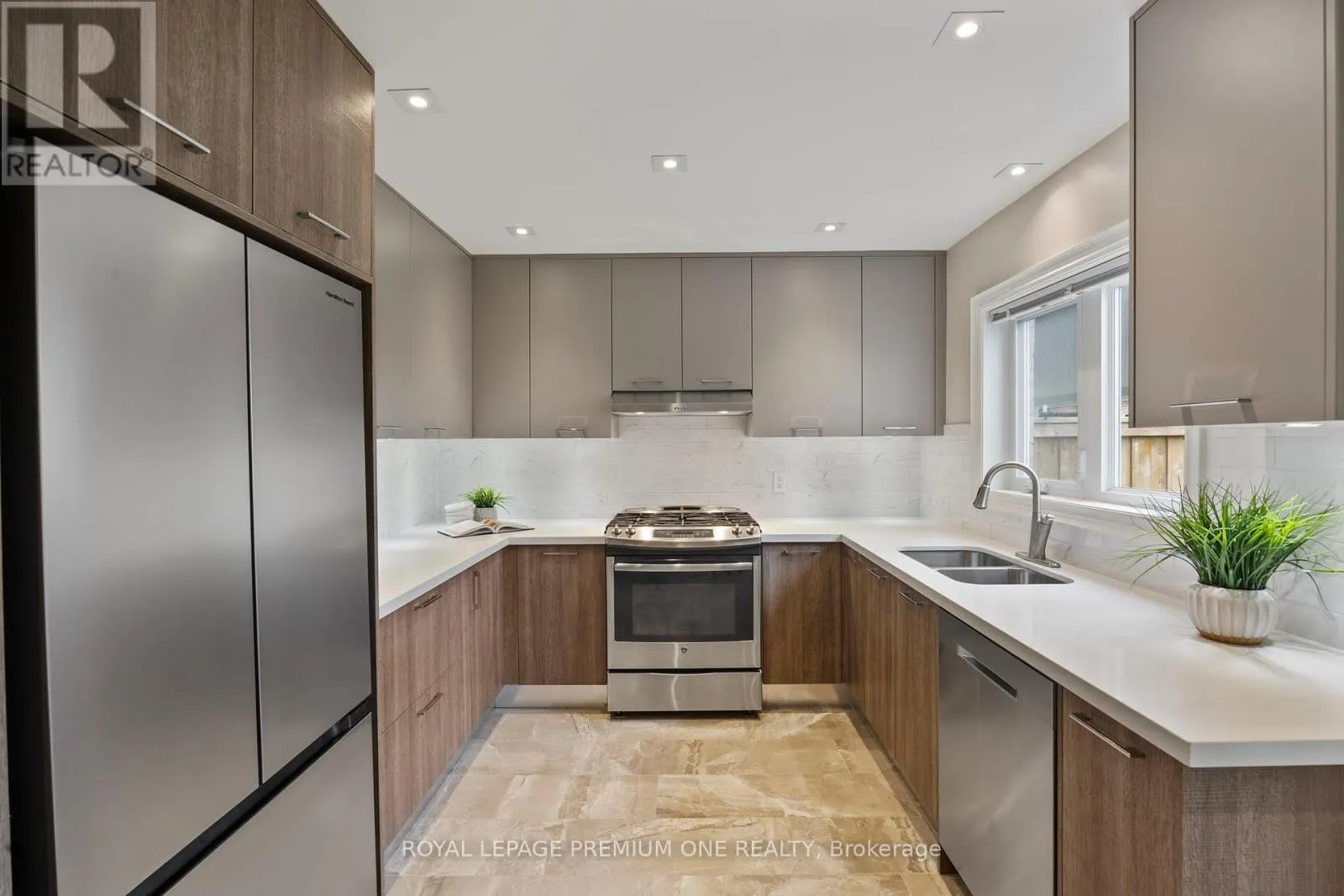 8 BUTTERCUP CRESCENT
