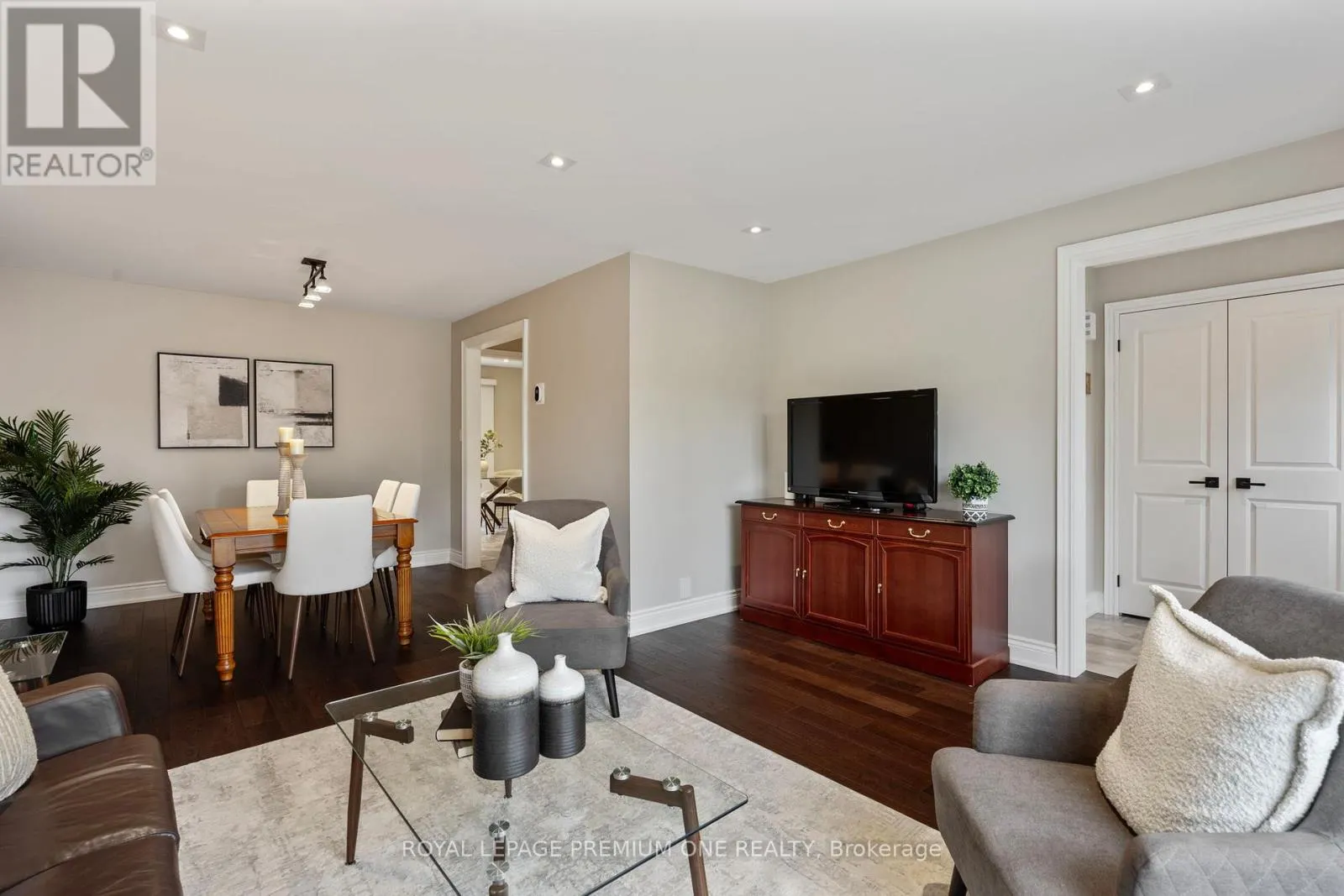 8 BUTTERCUP CRESCENT