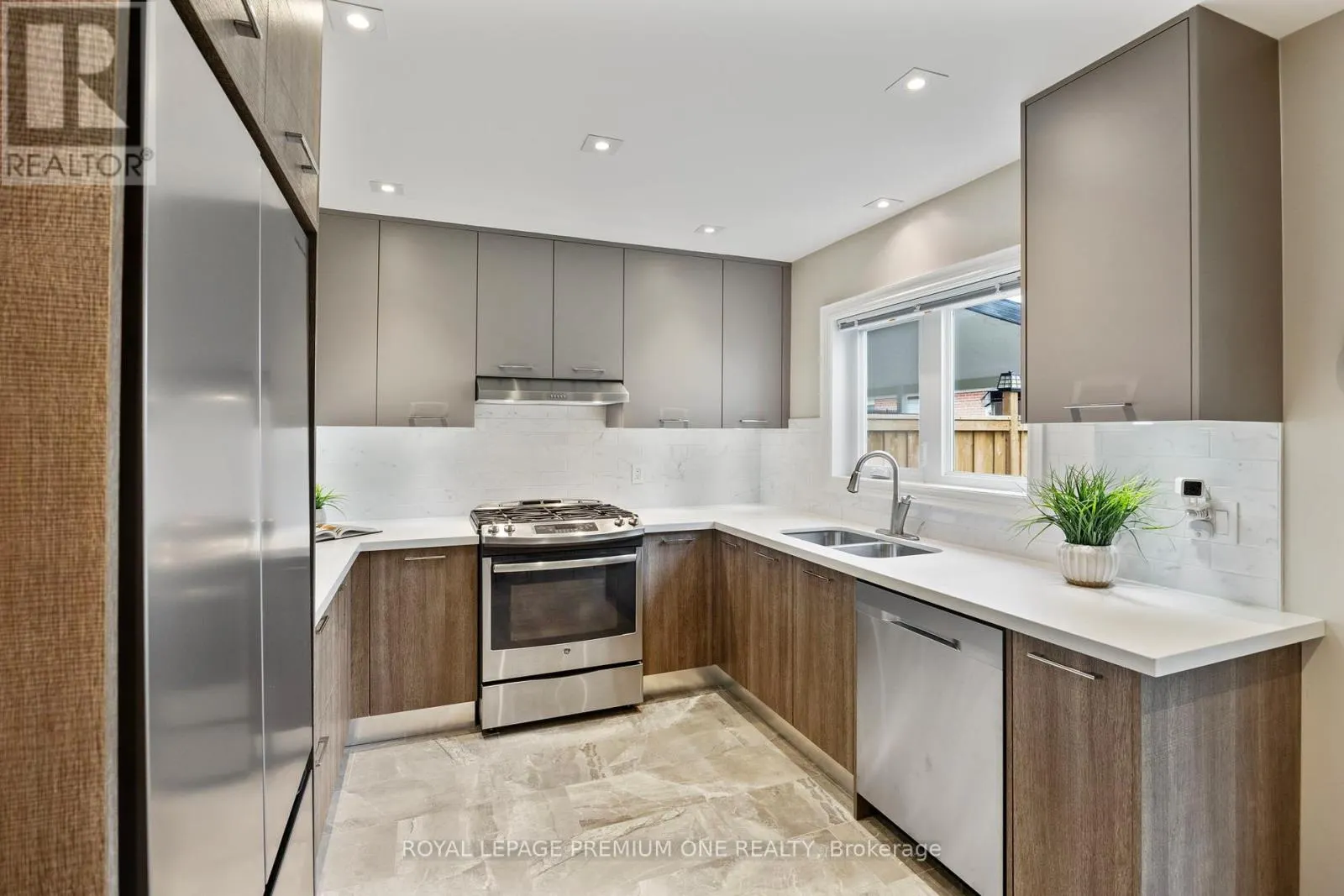 8 BUTTERCUP CRESCENT