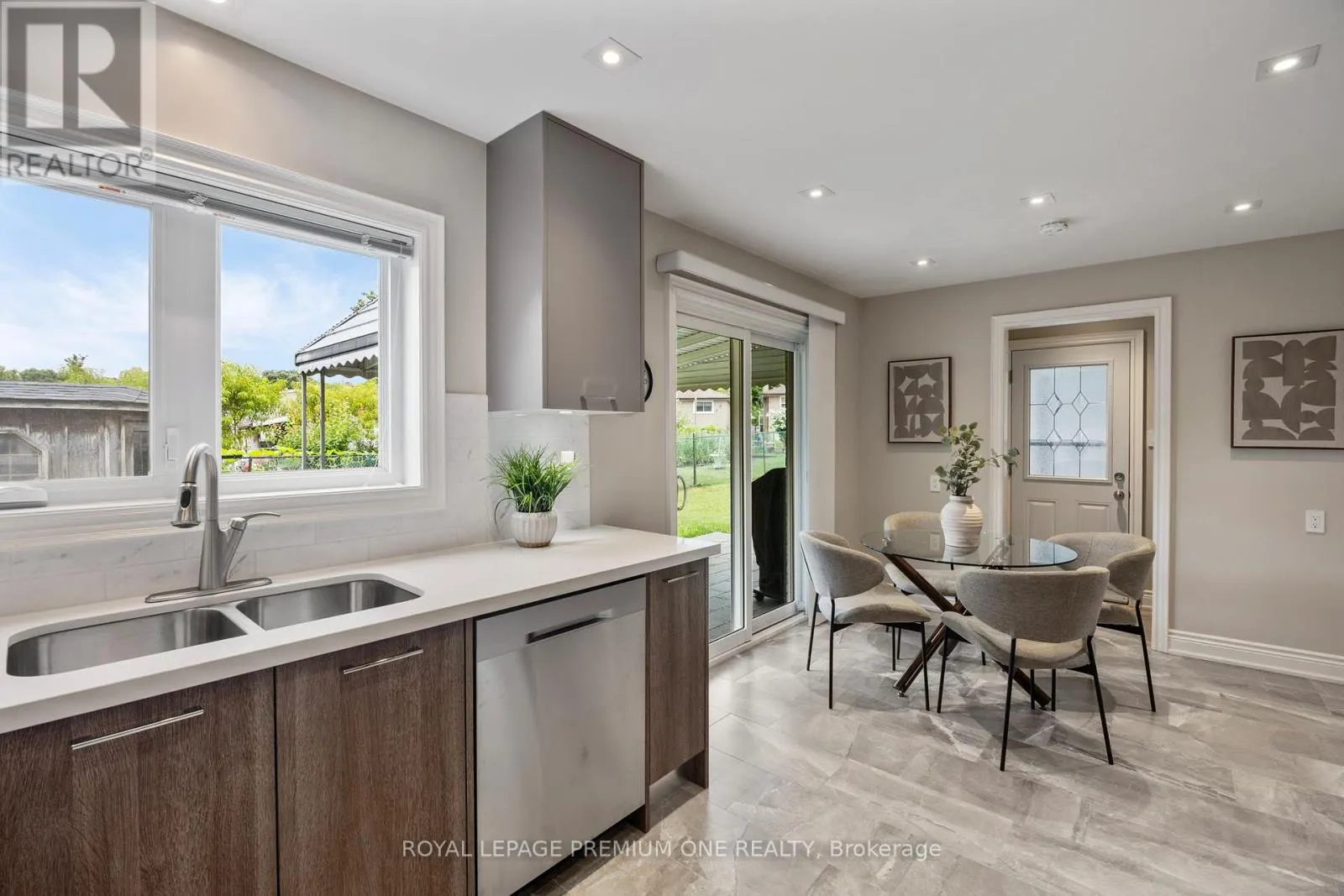 8 BUTTERCUP CRESCENT