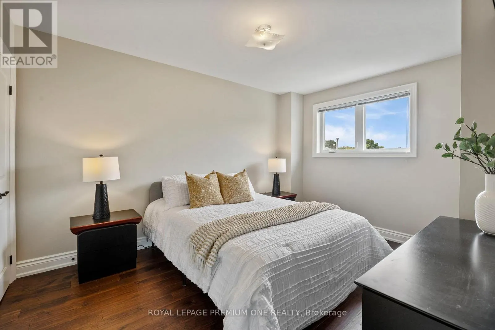 8 BUTTERCUP CRESCENT
