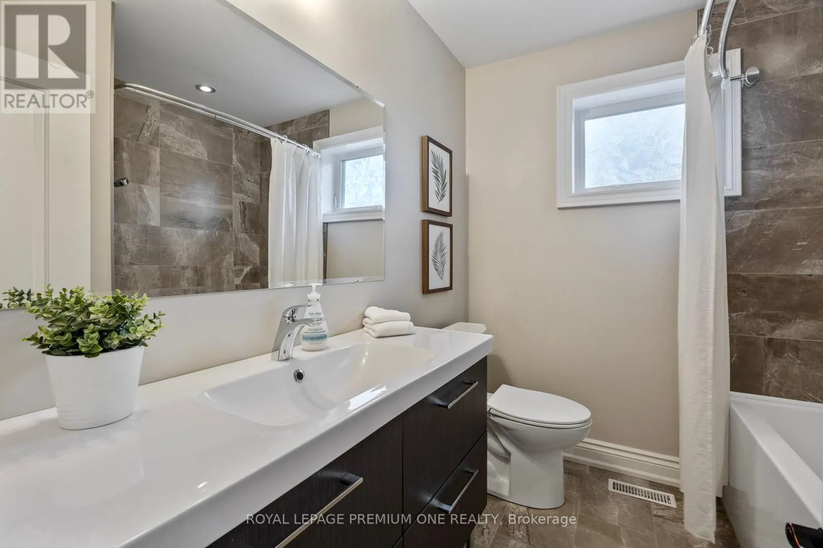8 BUTTERCUP CRESCENT