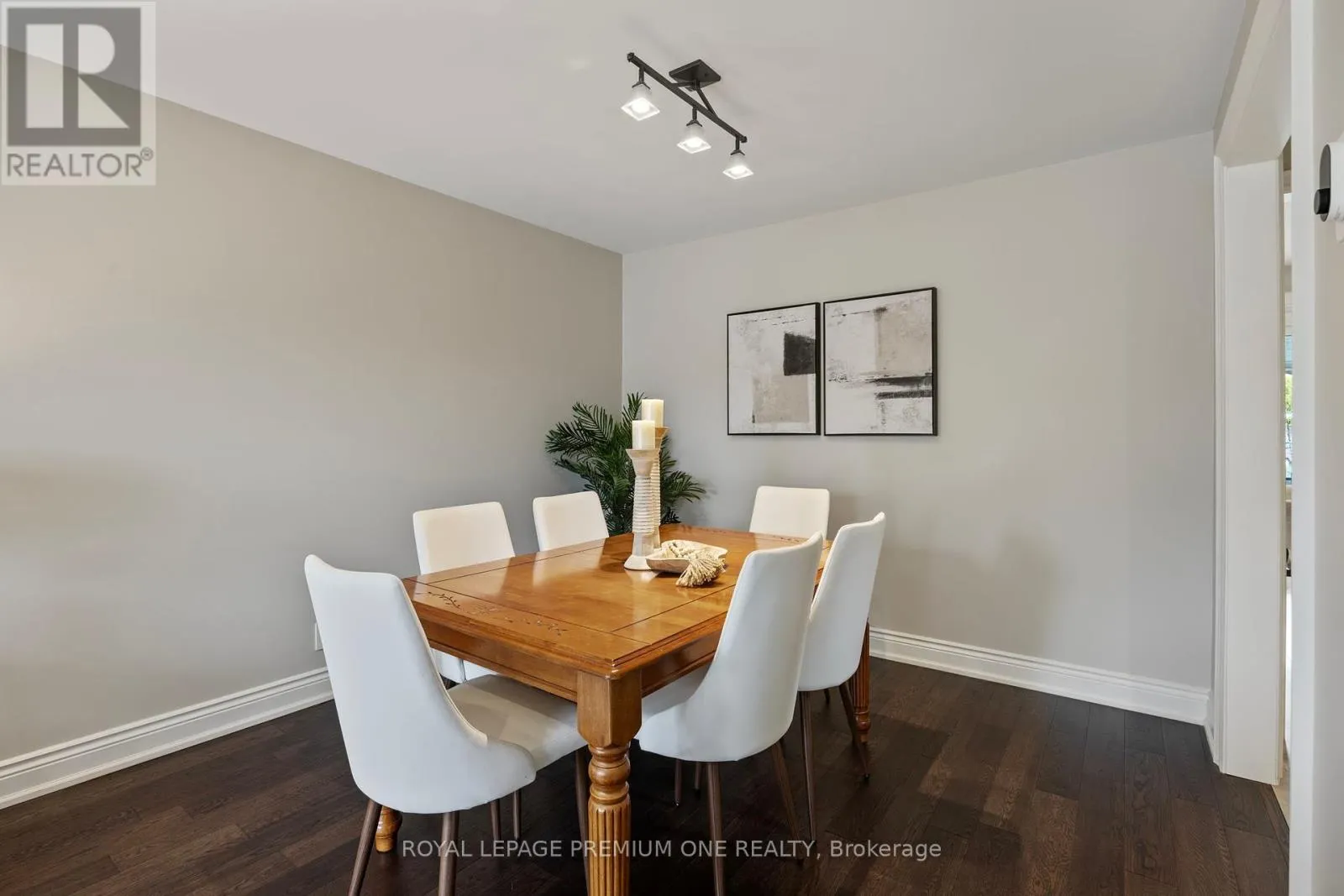 8 BUTTERCUP CRESCENT