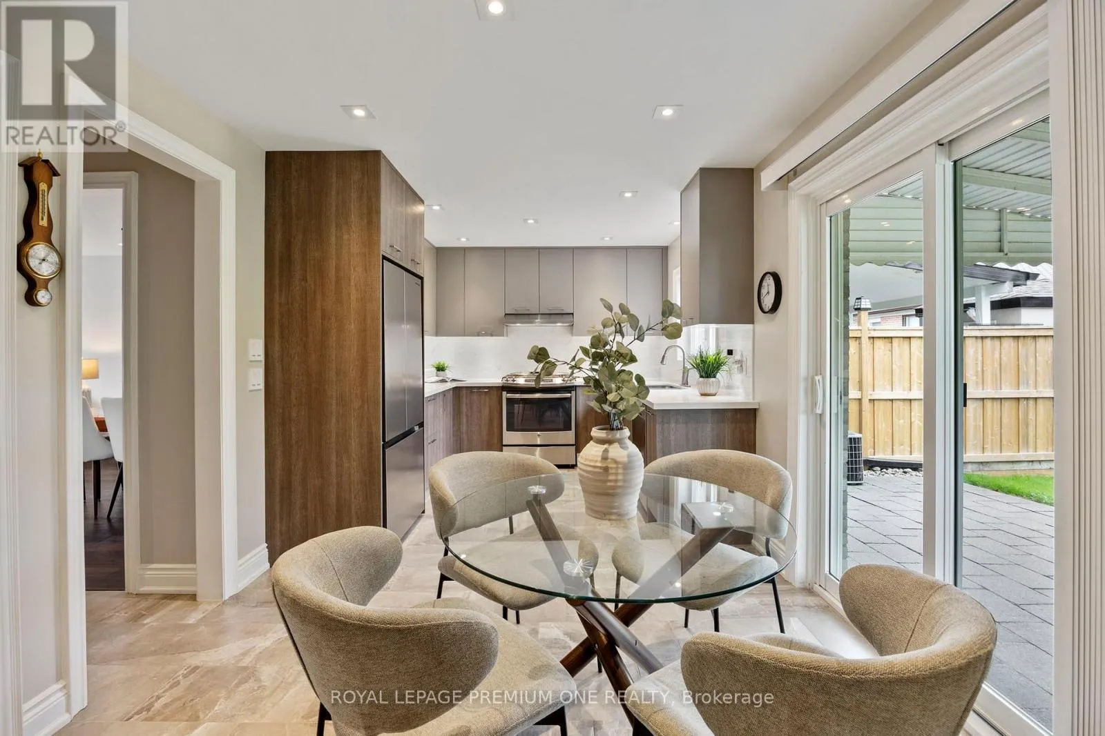 8 BUTTERCUP CRESCENT