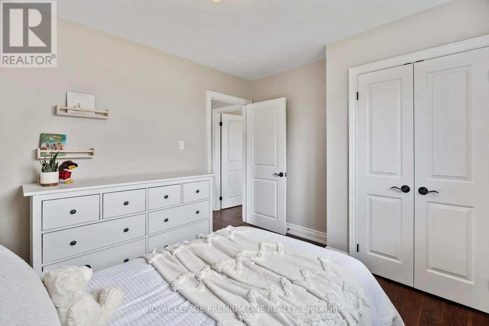 8 BUTTERCUP CRESCENT