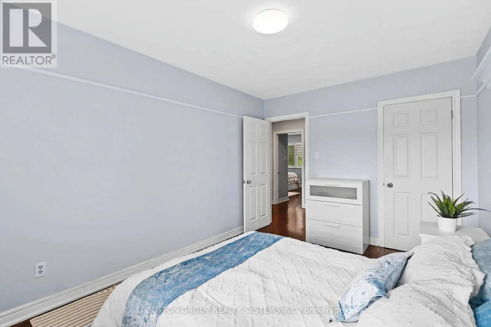 732 ROYAL YORK ROAD