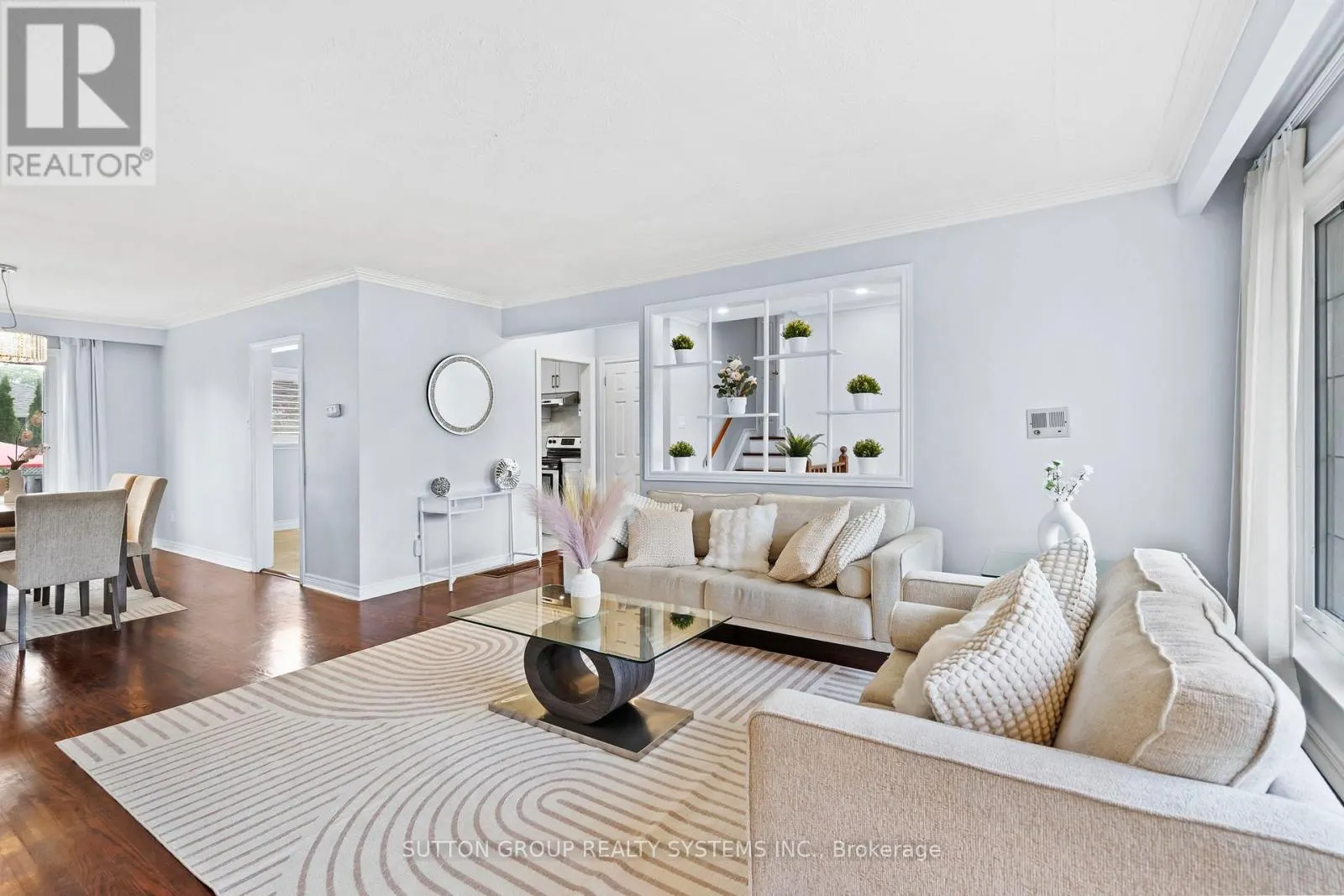 732 ROYAL YORK ROAD