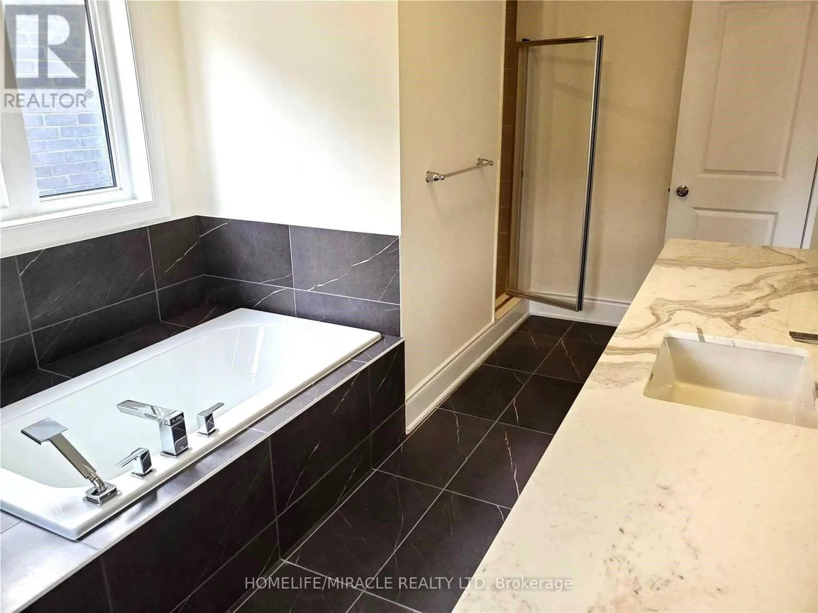(UPPER) - 19 COBRIZA CRESCENT