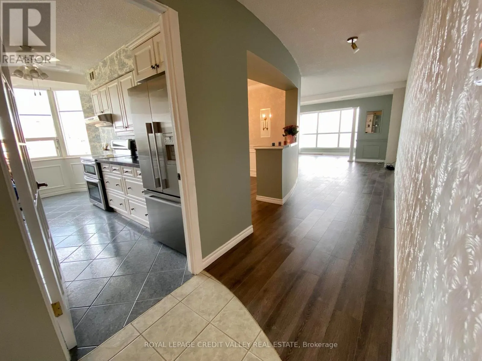 911 - 5280 LAKESHORE ROAD