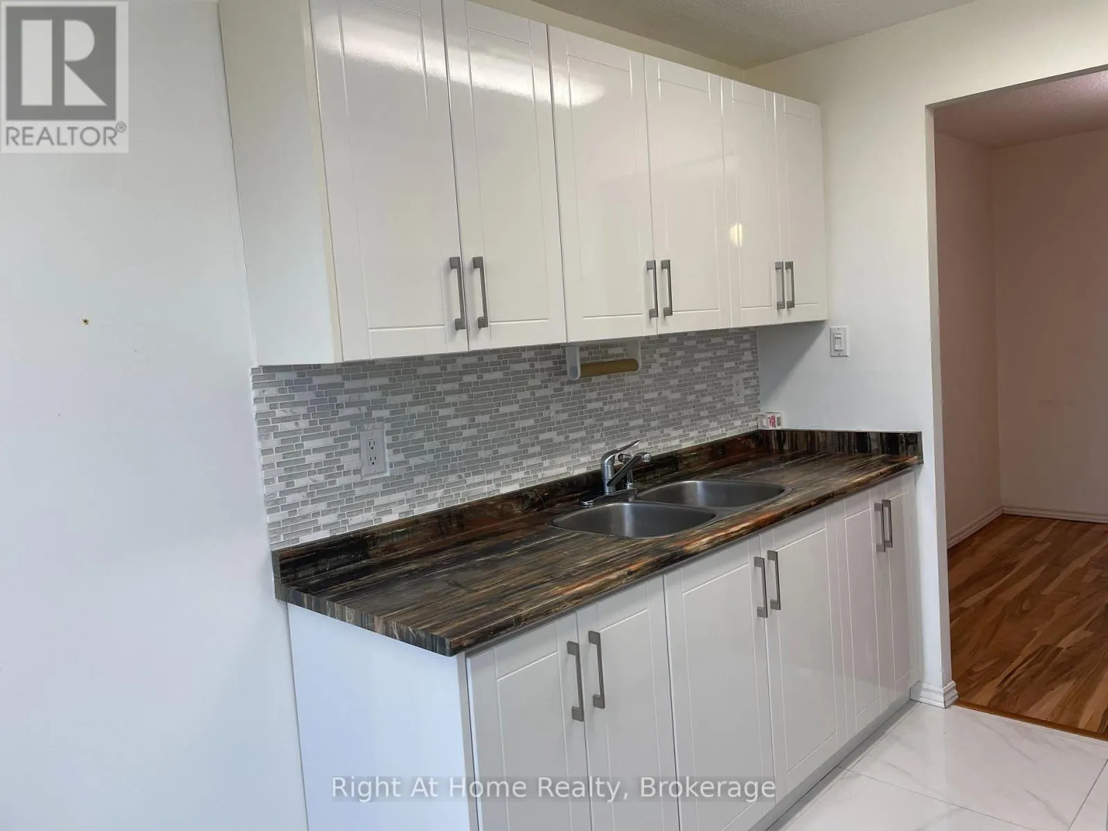 406 - 18 KNIGHTSBRIDGE ROAD, #406