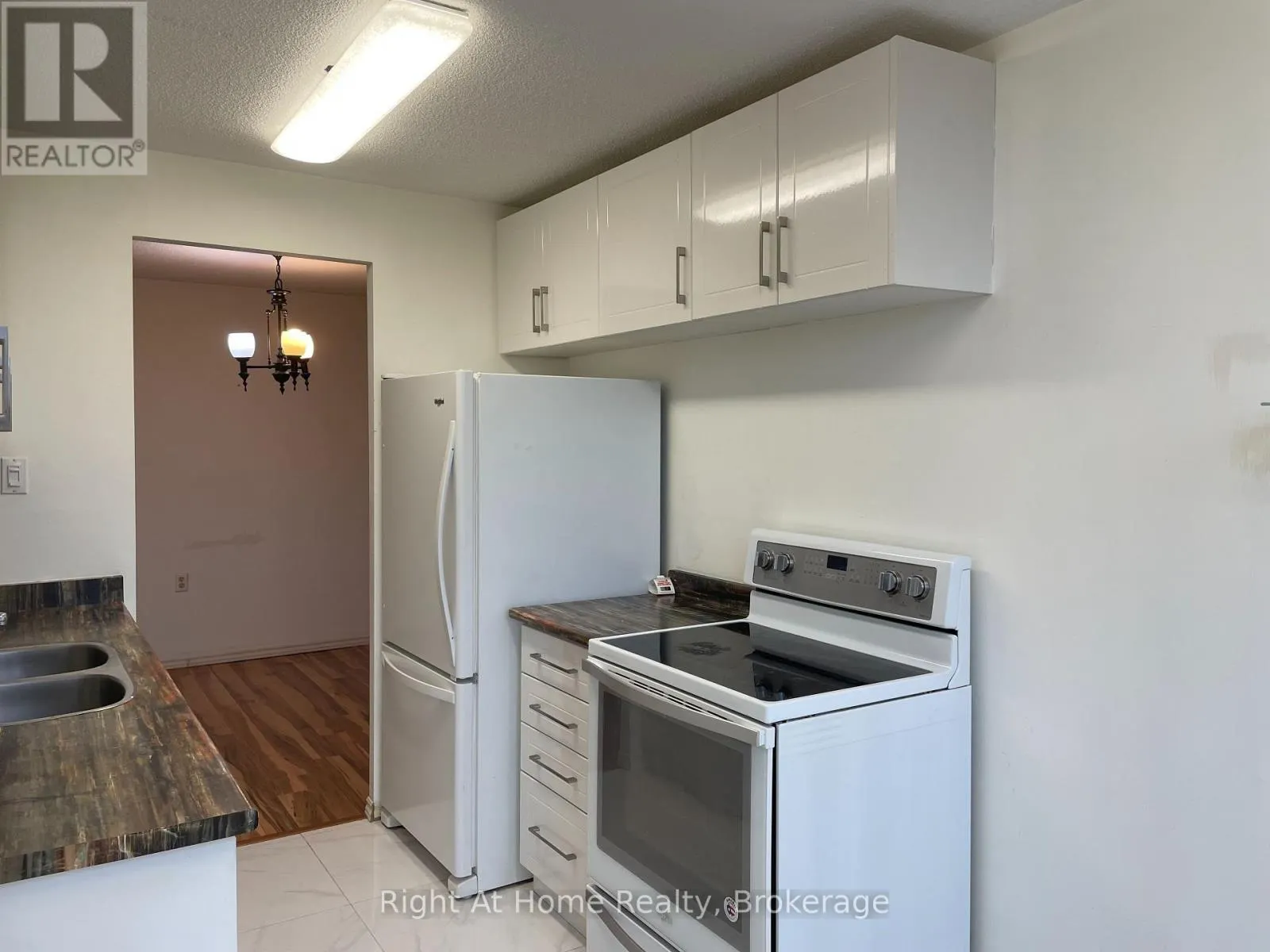 406 - 18 KNIGHTSBRIDGE ROAD, #406