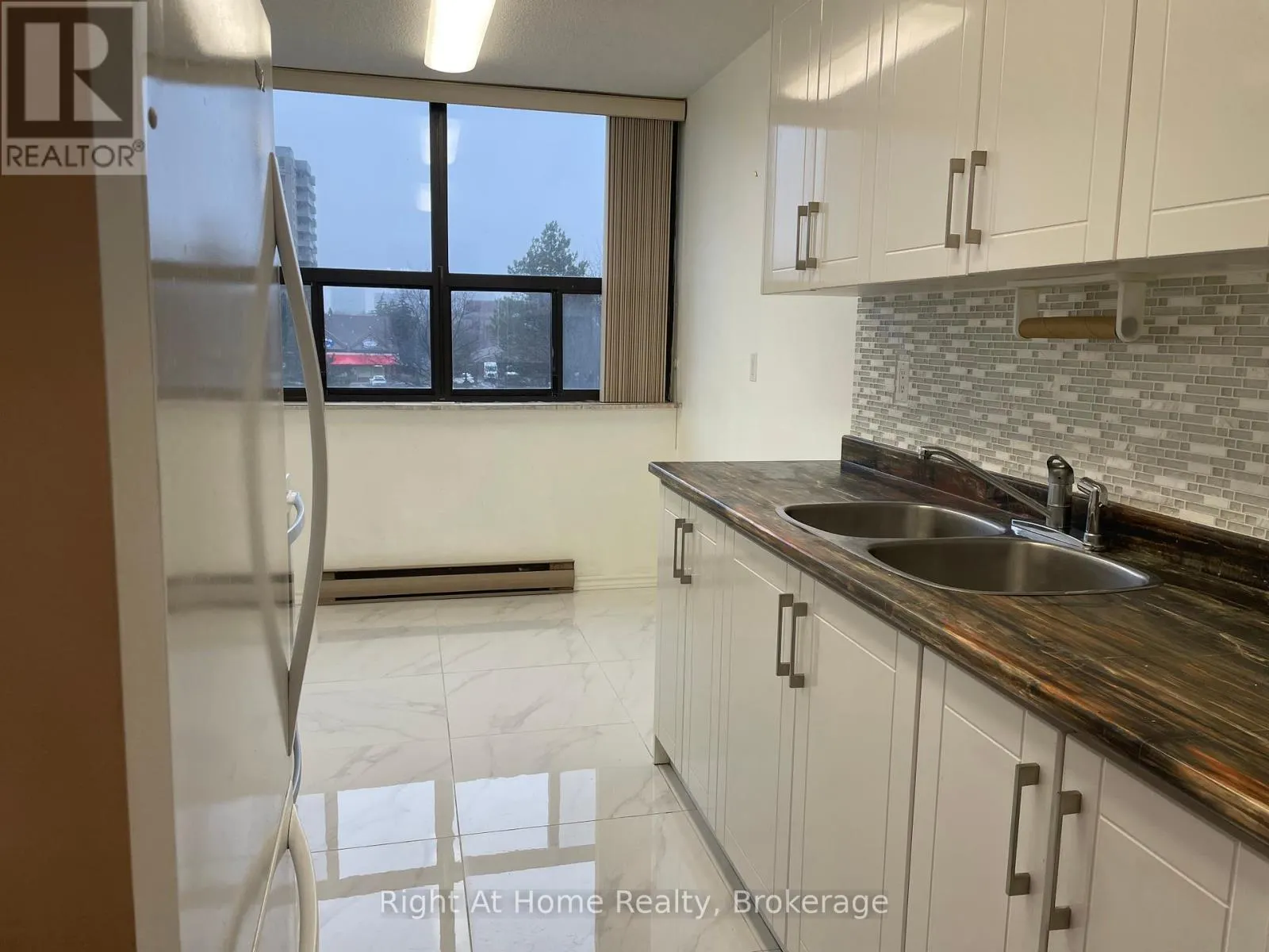 406 - 18 KNIGHTSBRIDGE ROAD, #406