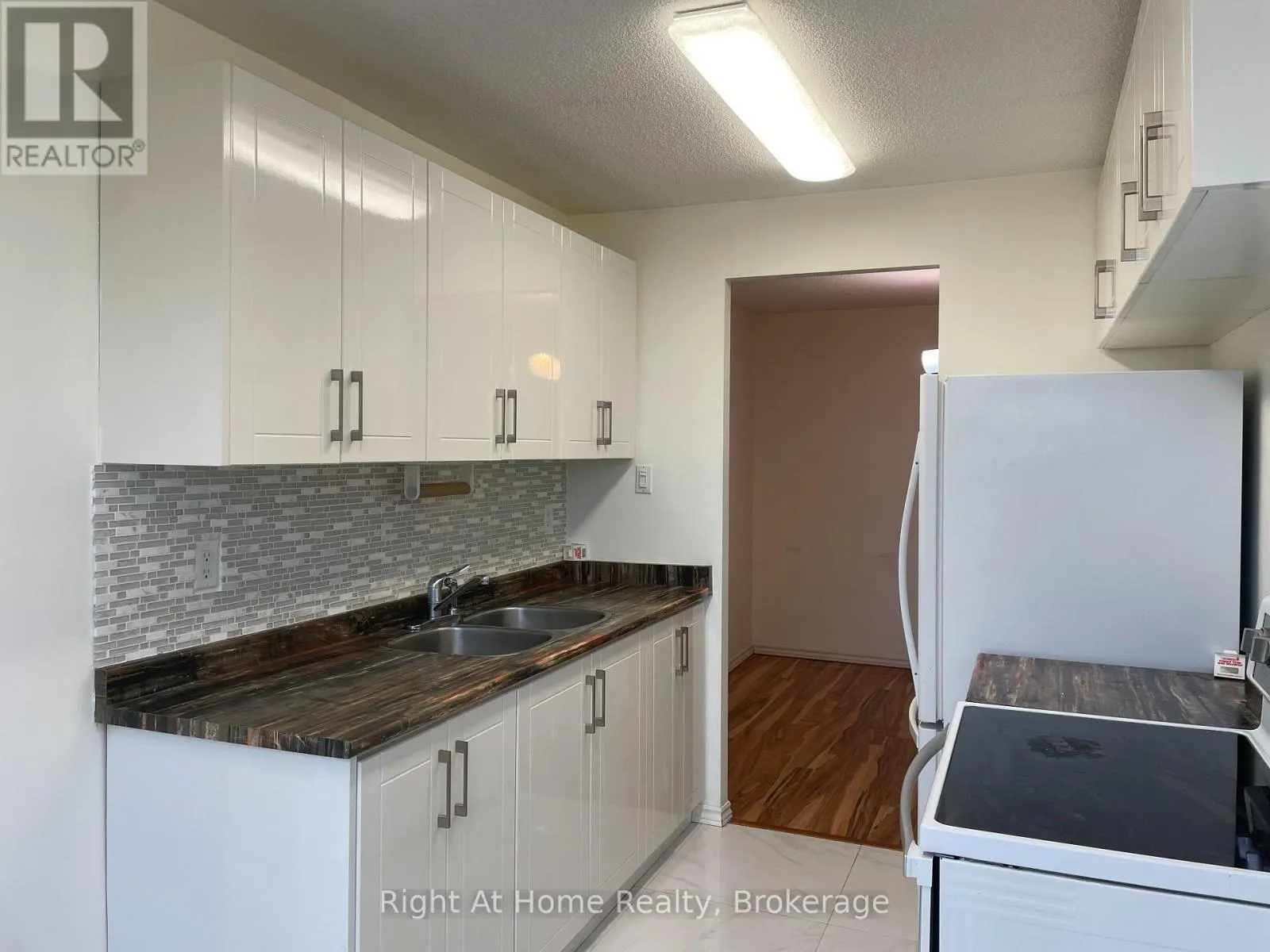 406 - 18 KNIGHTSBRIDGE ROAD, #406