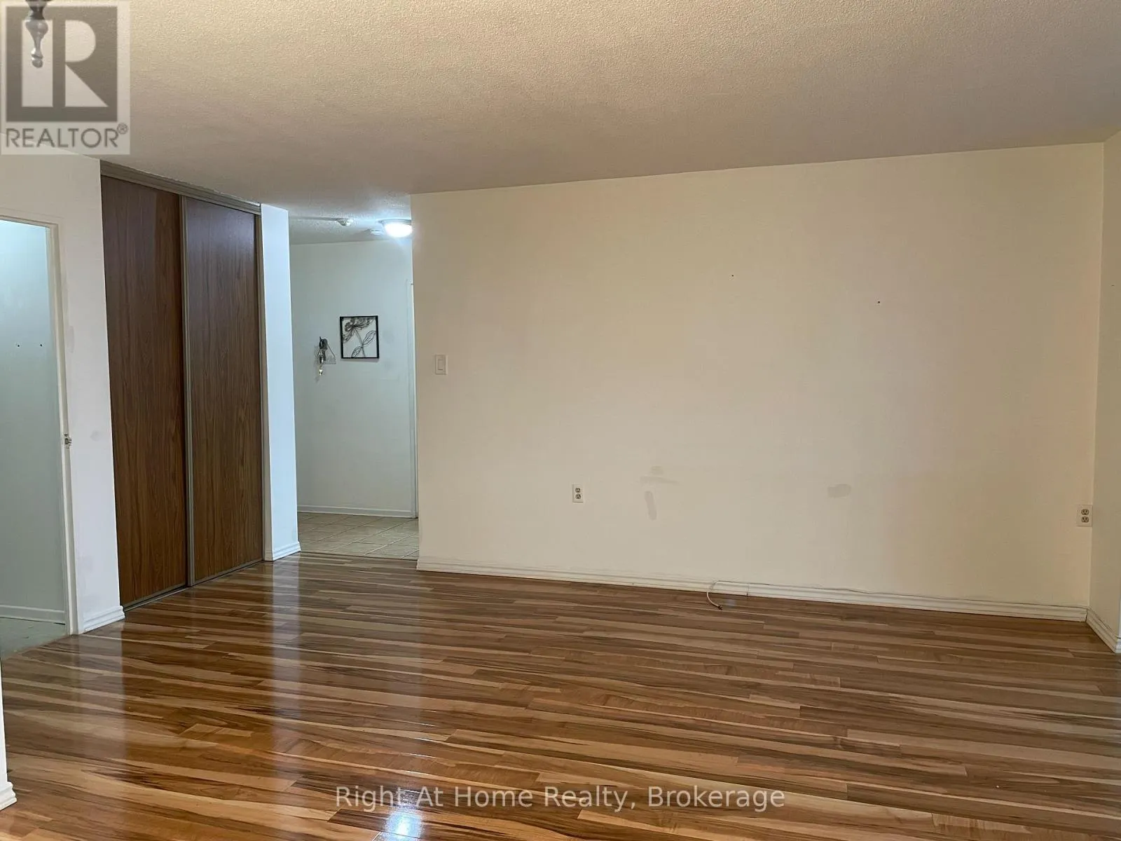 406 - 18 KNIGHTSBRIDGE ROAD, #406