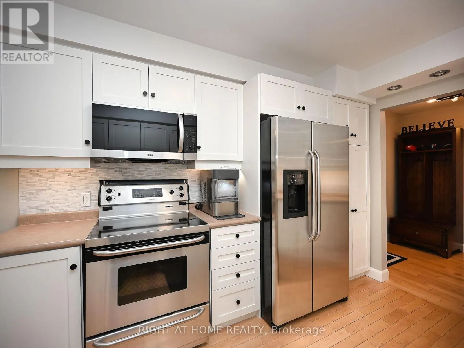 986 VANIER DRIVE