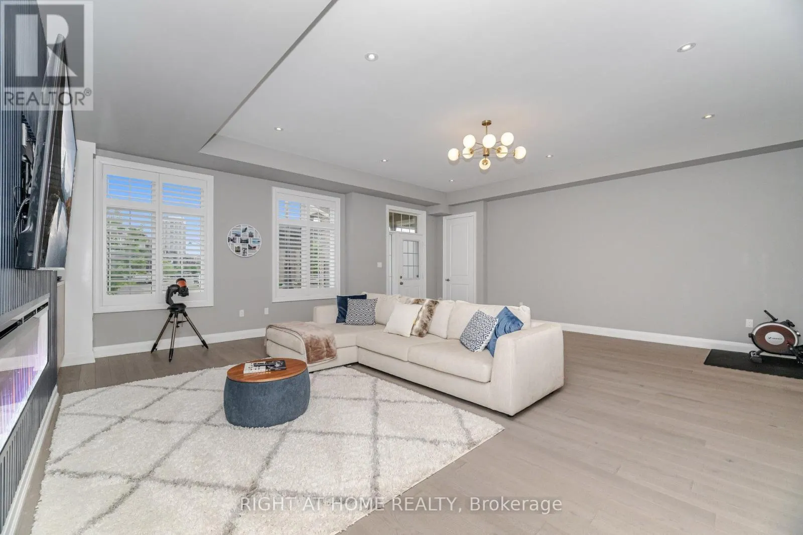 3073 POSTRIDGE DRIVE