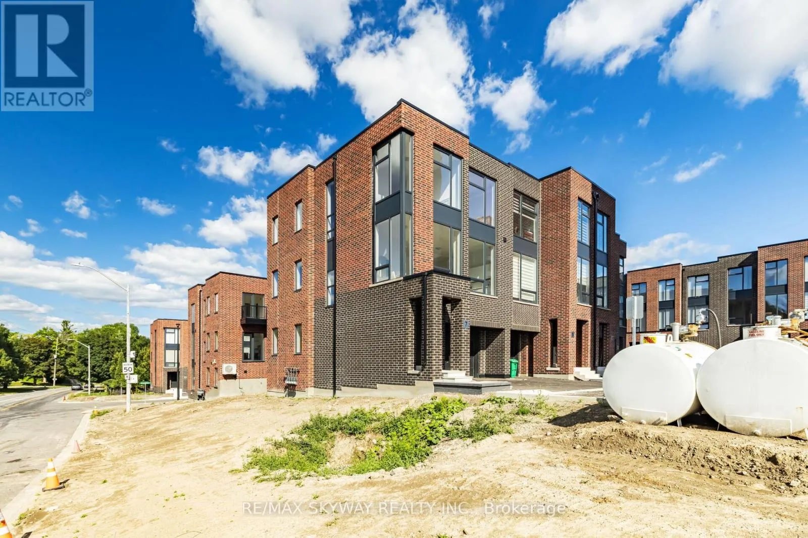 7 TAYLOR COURT