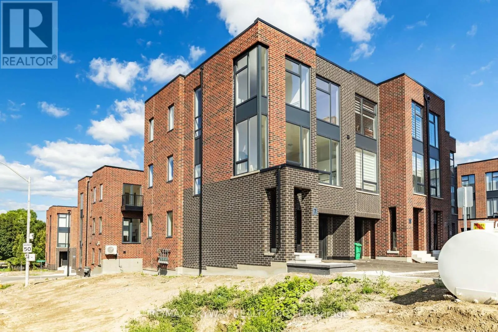 7 TAYLOR COURT