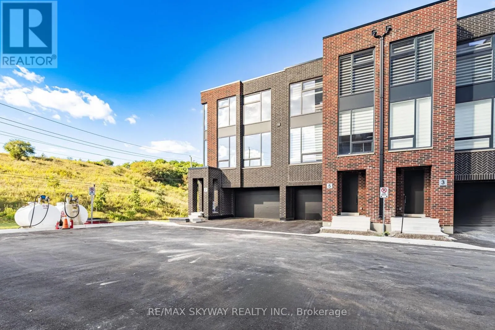 7 TAYLOR COURT