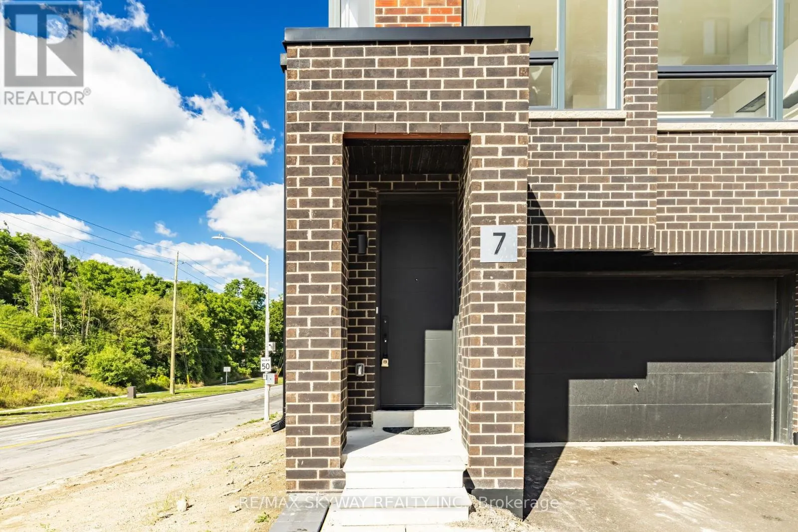7 TAYLOR COURT