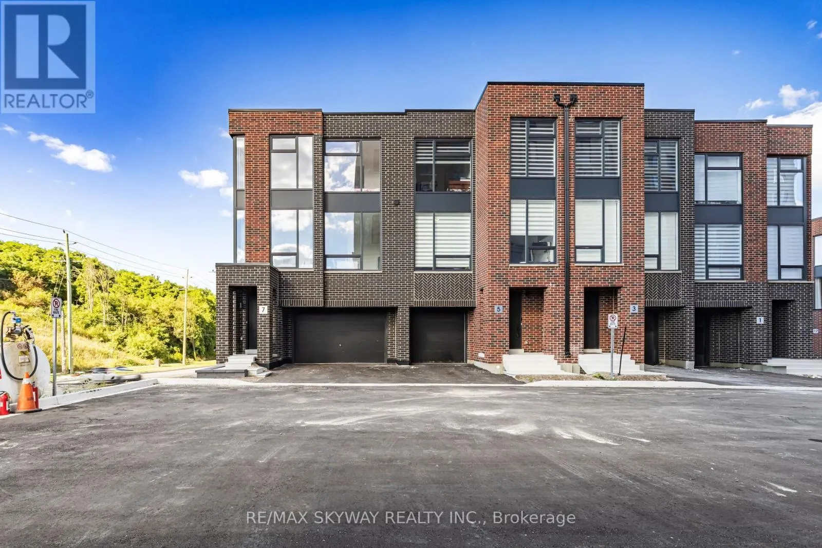 7 TAYLOR COURT