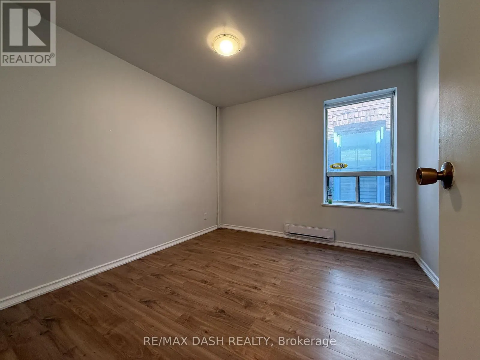 UPPER - 2471 DUNDAS STREET W