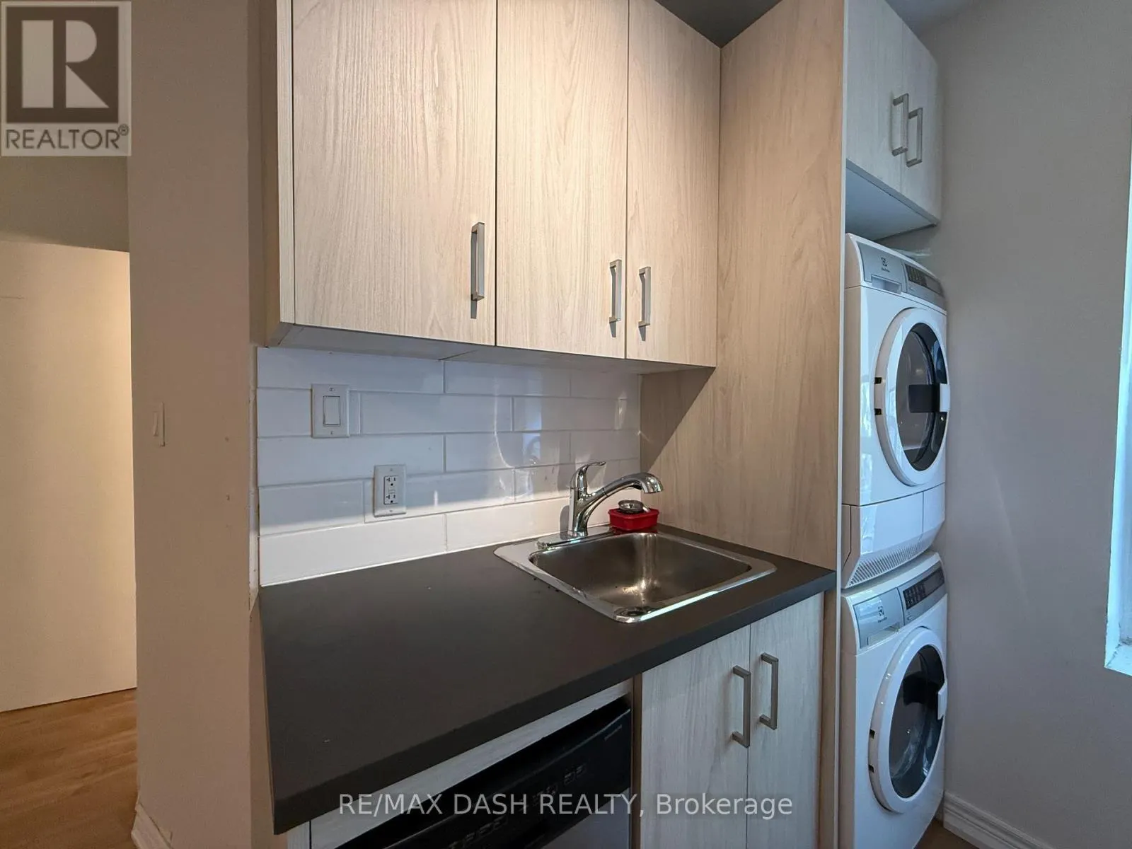 UPPER - 2471 DUNDAS STREET W