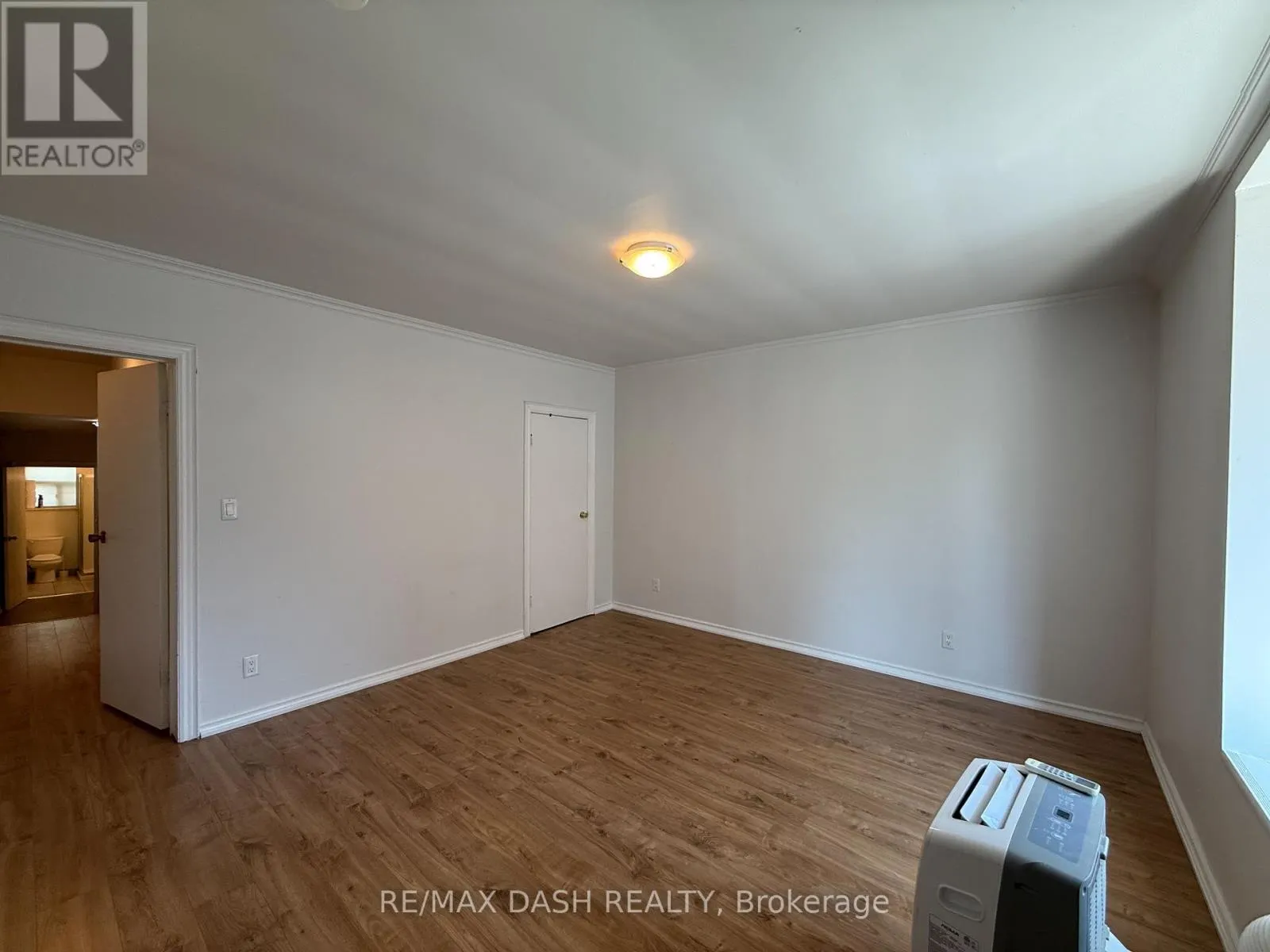 UPPER - 2471 DUNDAS STREET W