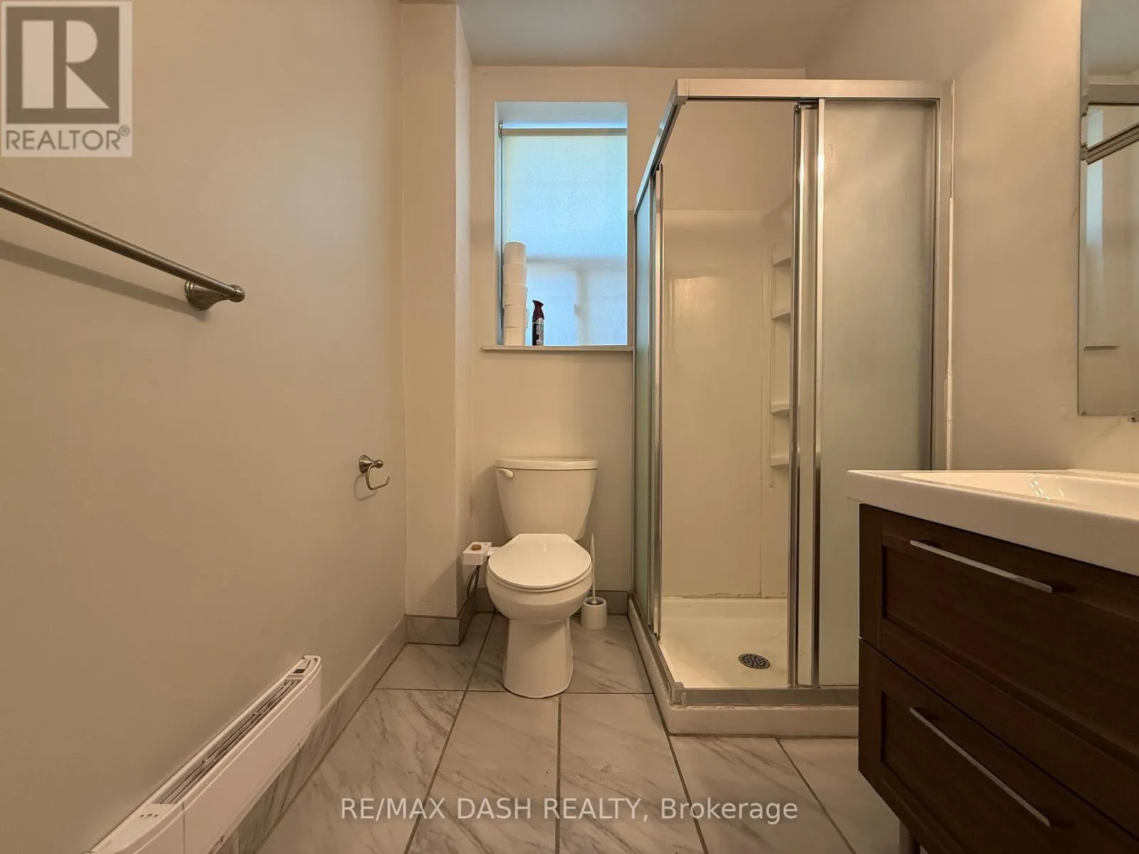 UPPER - 2471 DUNDAS STREET W