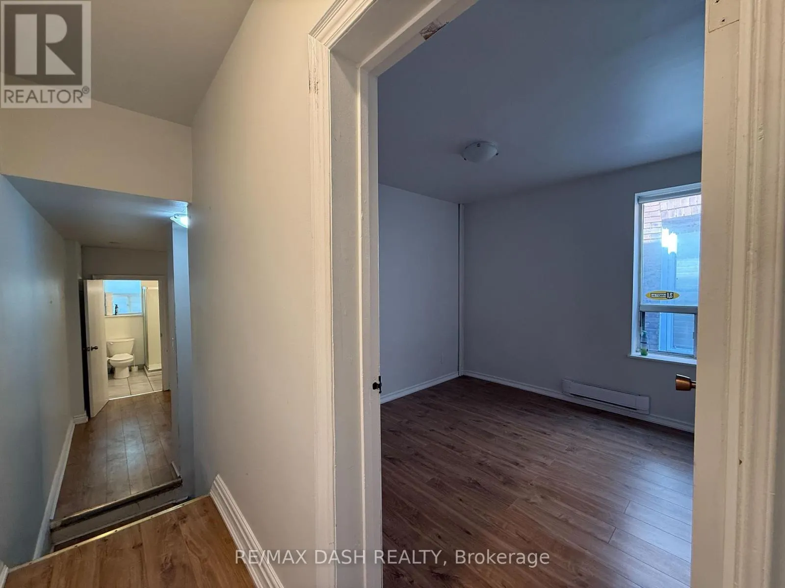 UPPER - 2471 DUNDAS STREET W