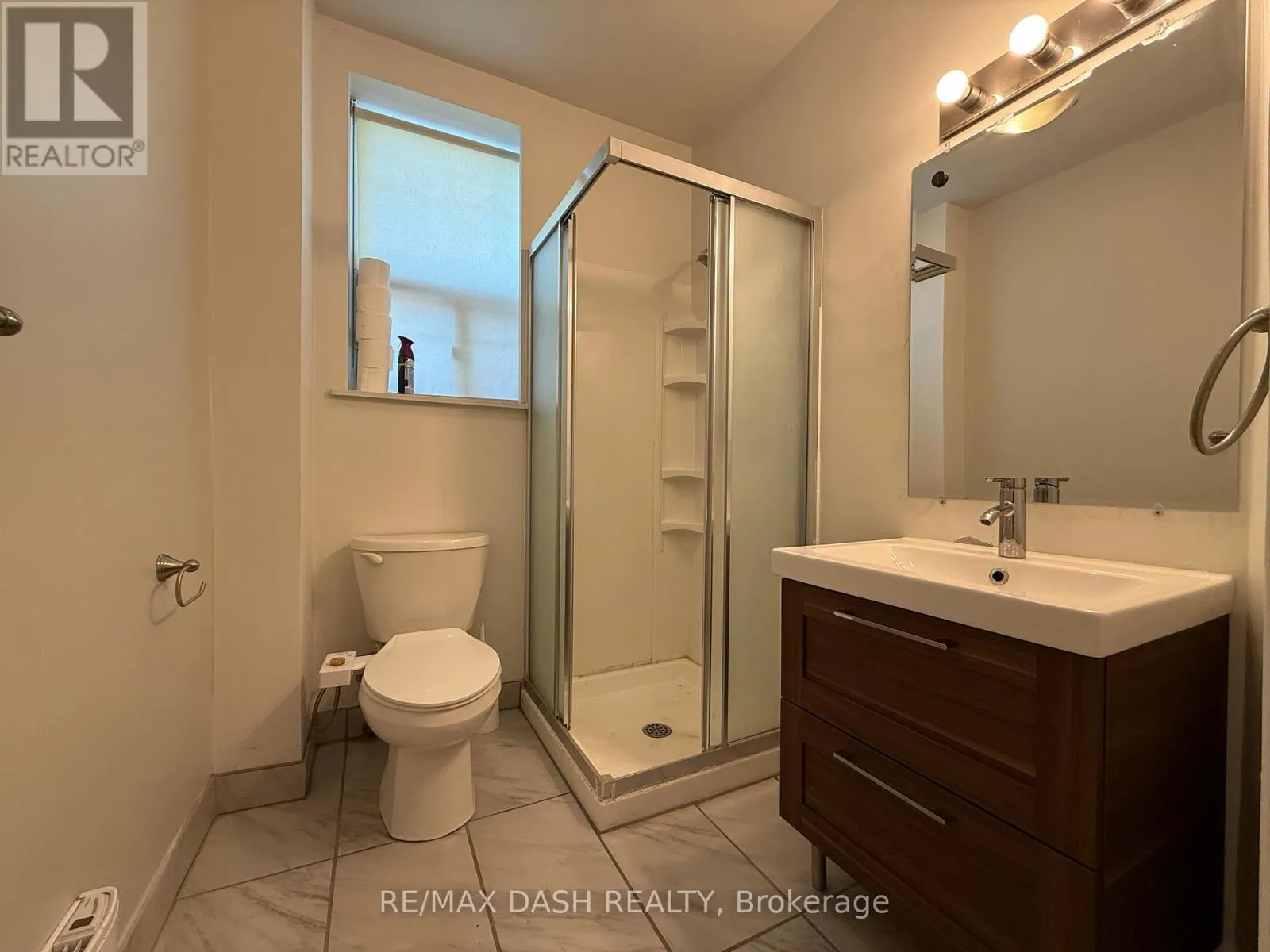 UPPER - 2471 DUNDAS STREET W
