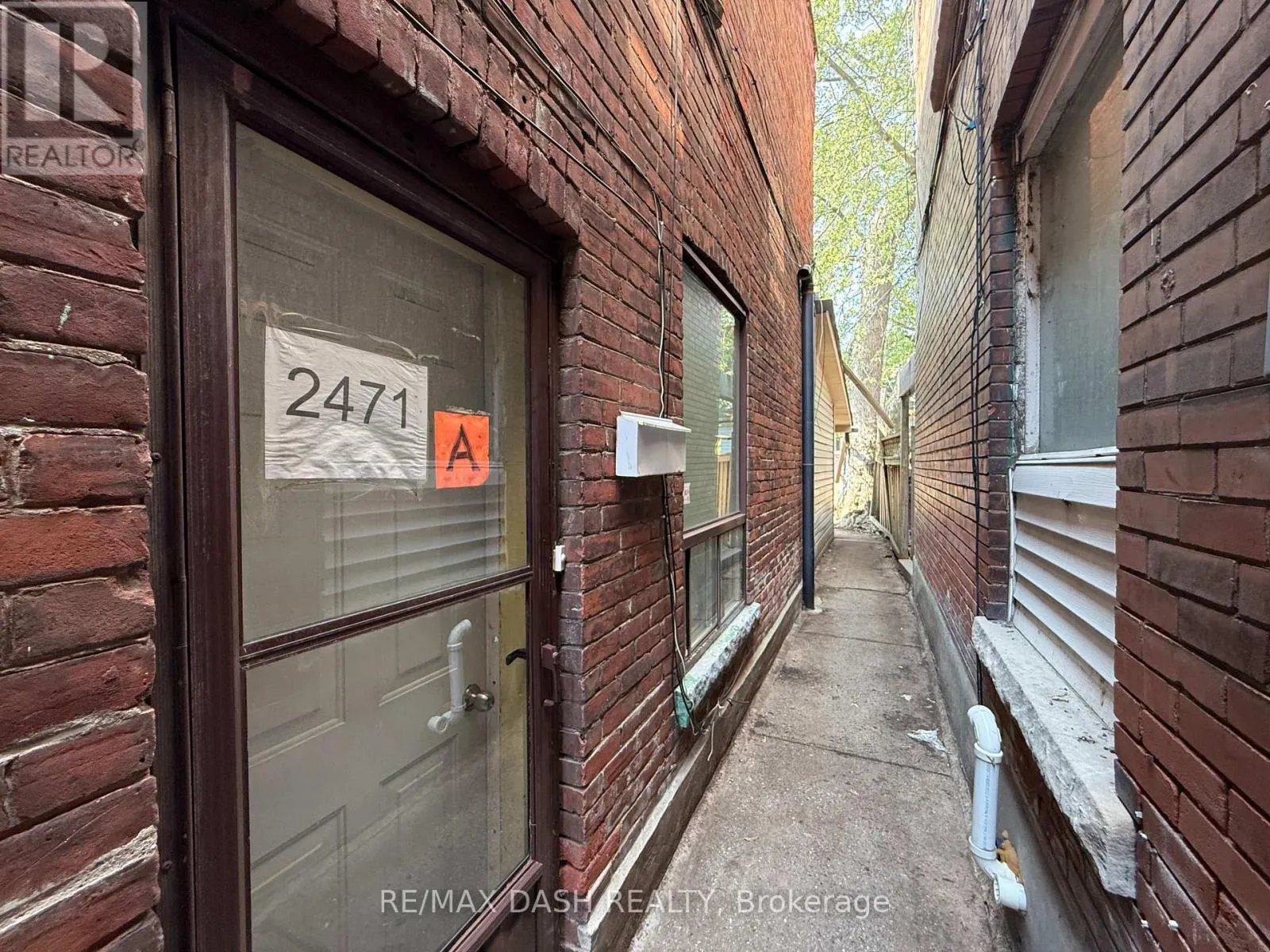 UPPER - 2471 DUNDAS STREET W