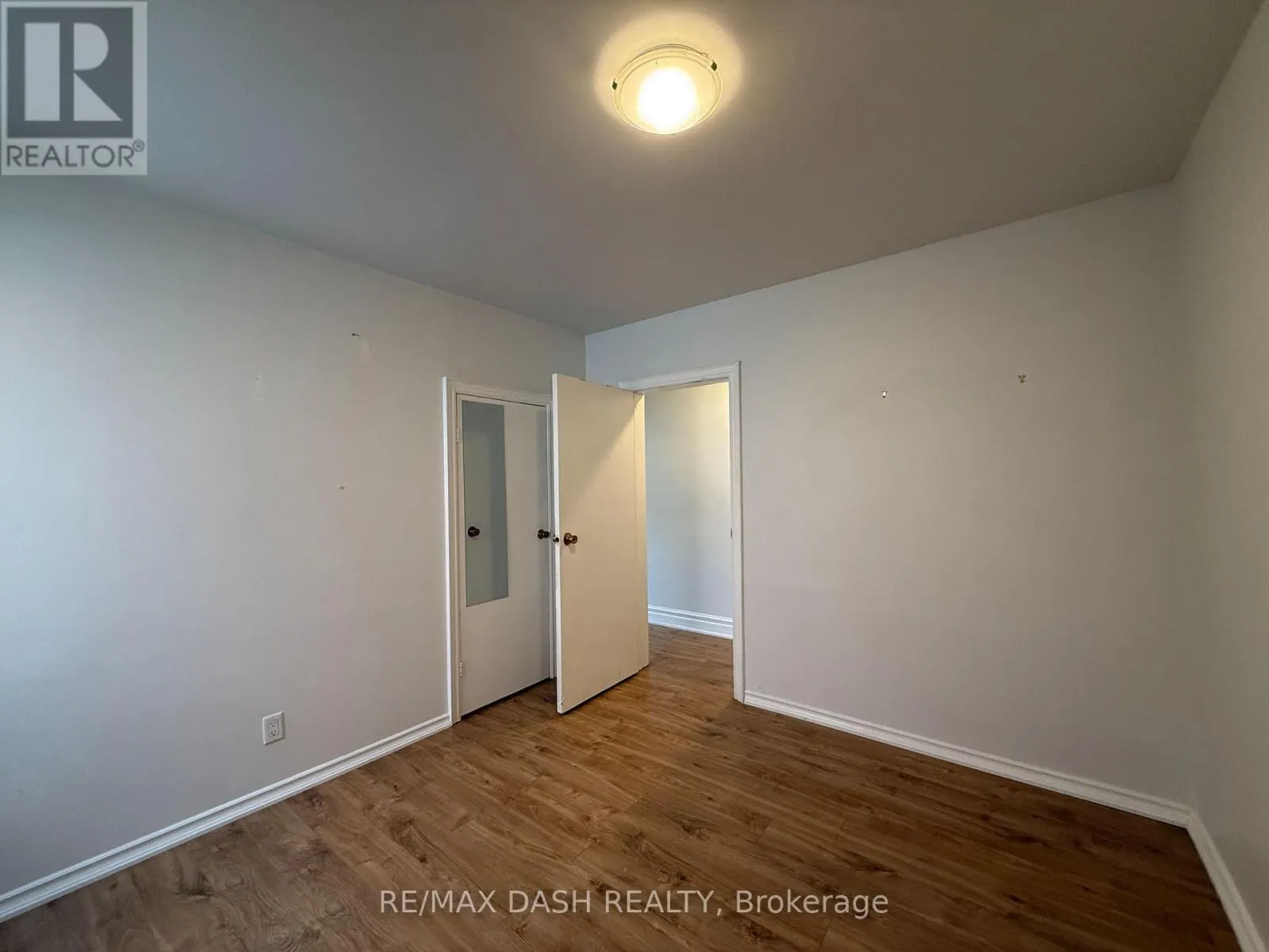 UPPER - 2471 DUNDAS STREET W