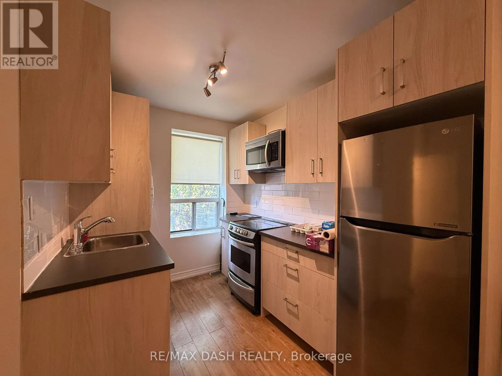 UPPER - 2471 DUNDAS STREET W