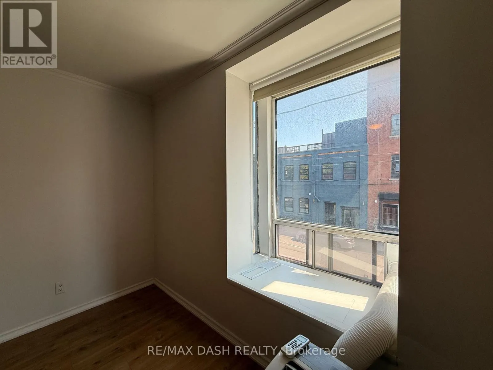 UPPER - 2471 DUNDAS STREET W