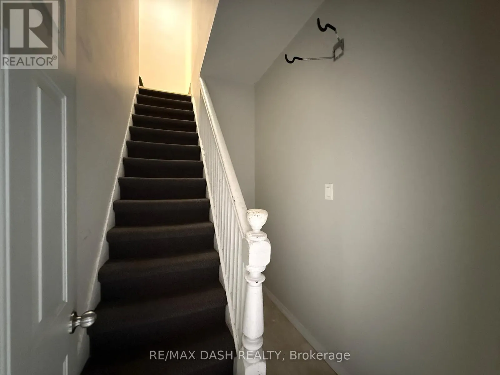 UPPER - 2471 DUNDAS STREET W