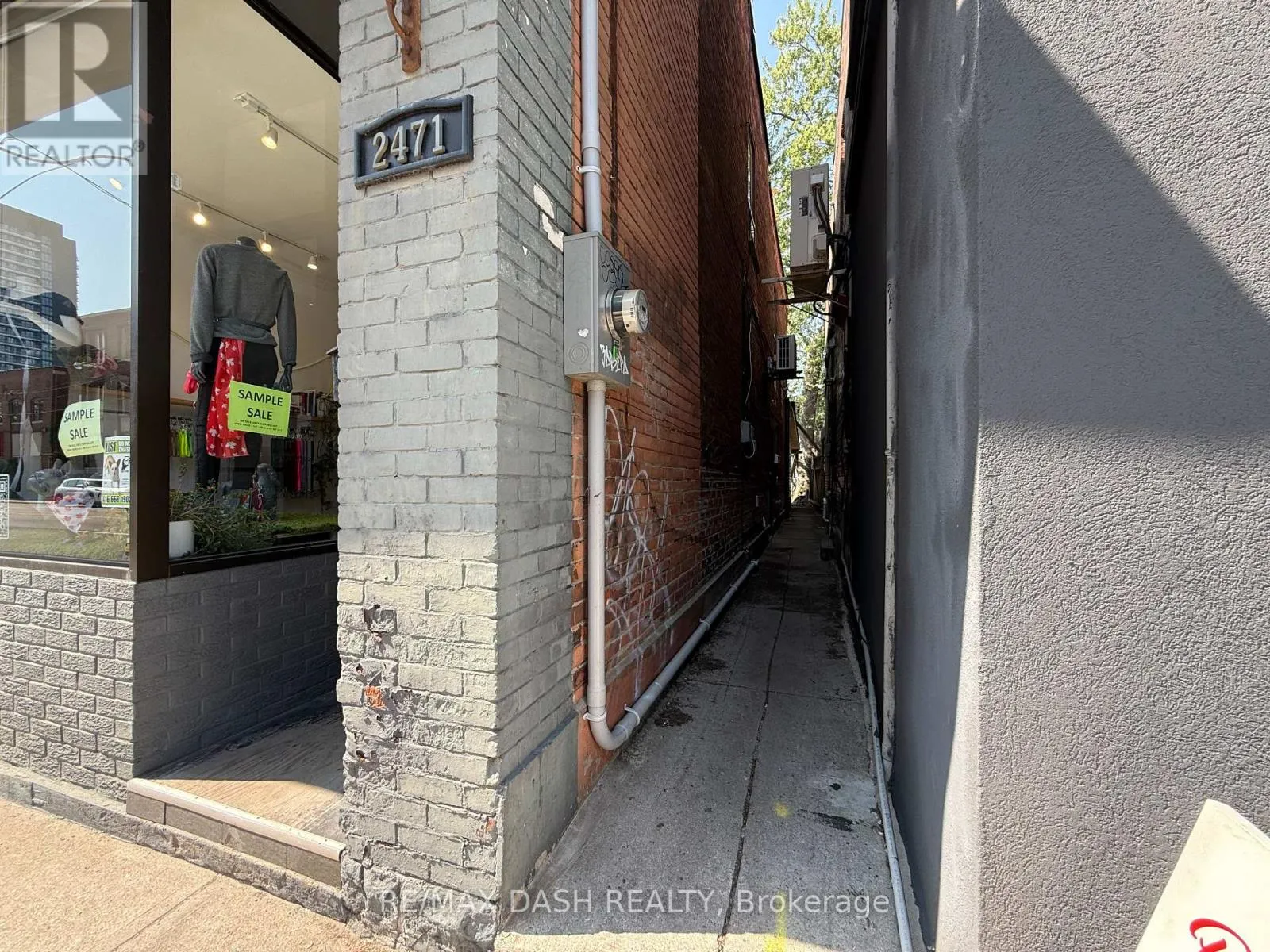 UPPER - 2471 DUNDAS STREET W