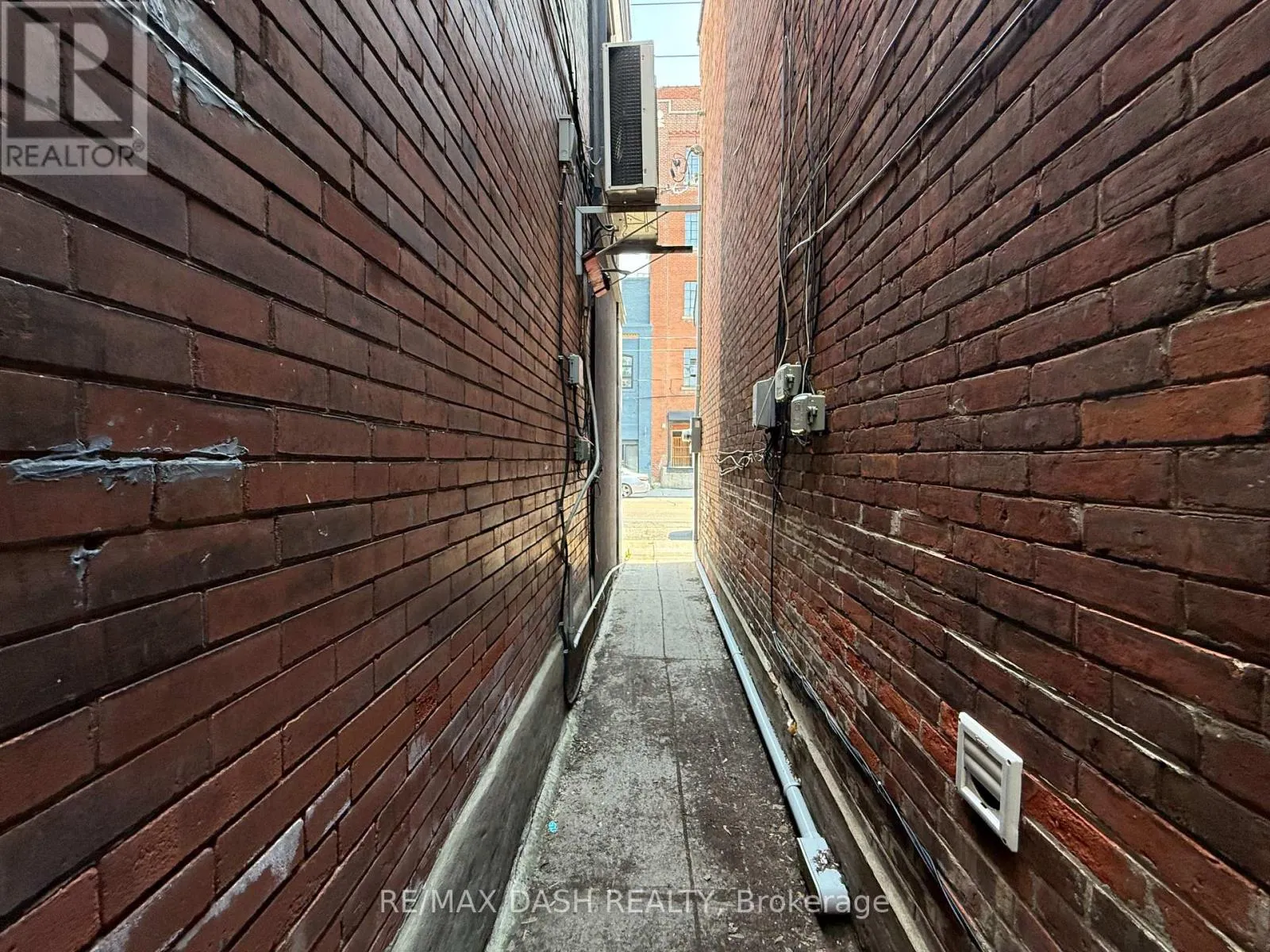 UPPER - 2471 DUNDAS STREET W