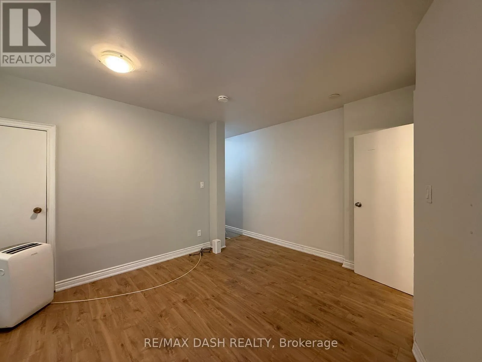 UPPER - 2471 DUNDAS STREET W