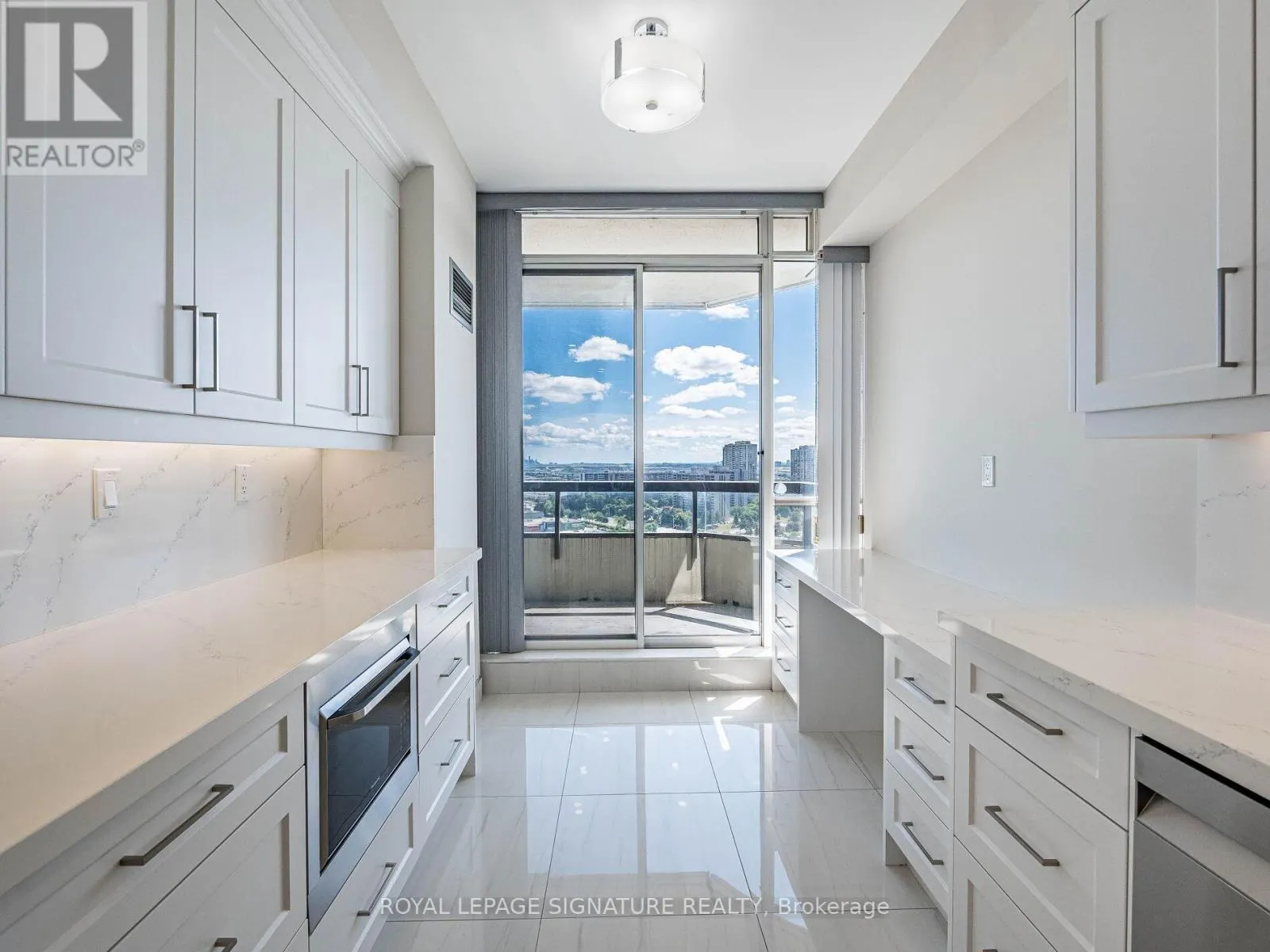2204 - 24 HANOVER ROAD