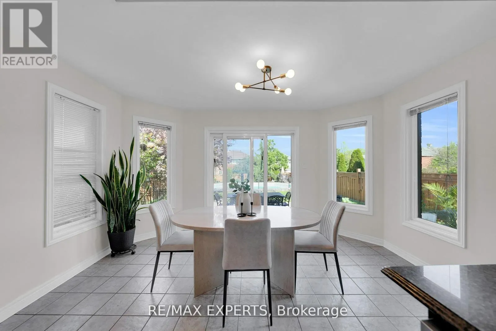 36 COUNTRY STROLL CRESCENT
