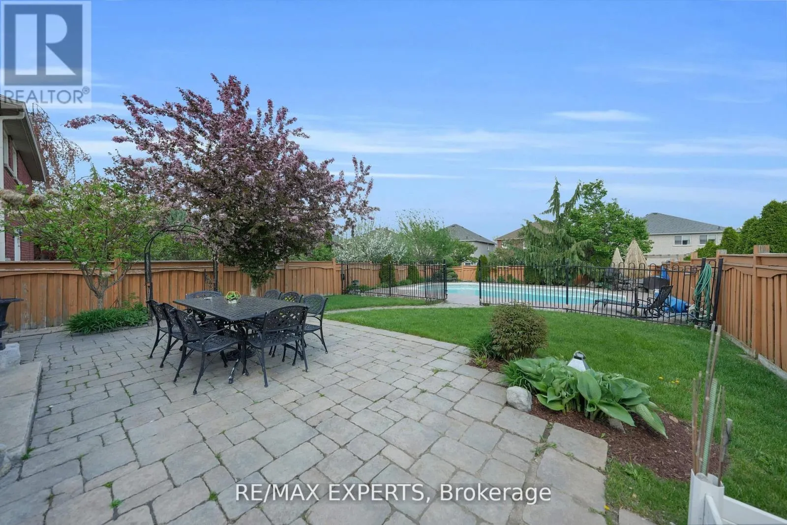 36 COUNTRY STROLL CRESCENT